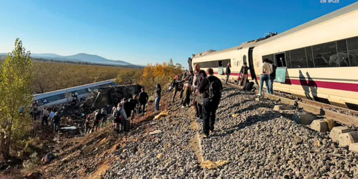 İspanya'da iki yüksek hızlı tren çarpıştı: En az 46 kişi hayatını kaybetti