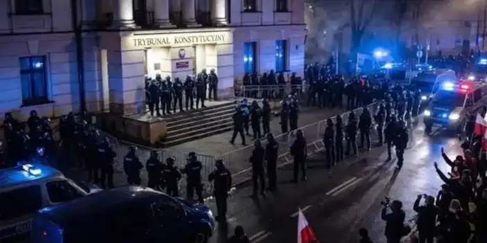 Polonya’da yargı krizi: Anayasa Mahkemesi önüne polis sevk edildi, Cumhurbaşkanı ülkeye döndü