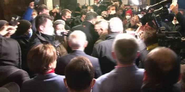 Kılıçdaroğlu, elektriği kesilen Moda Sahnesi'ne gitti, Bahçeli'nin talimatıyla kendisine gönderilen kandillerden hediye etti