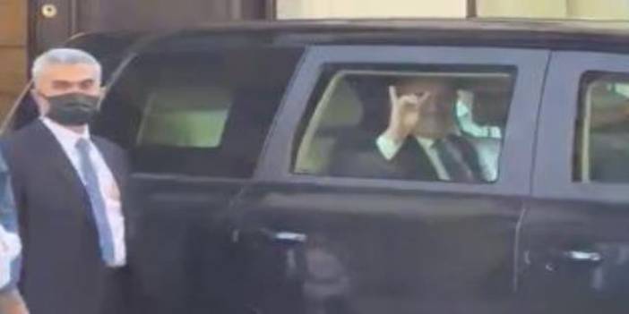 Bakan Çavuşoğlu Uruguay'da Ermeni protestoculara "bozkurt" işaretiyle tepki verdi