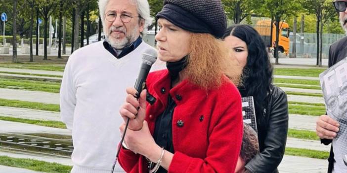 Aslı Erdoğan'dan elleri kelepçeli Gezi protestosu