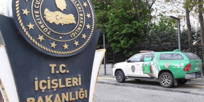 Özdağ gelirken bakanlık önüne ‘Hayvan Durum İzleme’ aracı çekildi