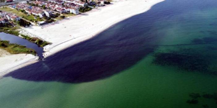 Kirlilik nedeniyle siyaha dönüşen Kınıklı Deresi Marmara Denizi'ne akıyor