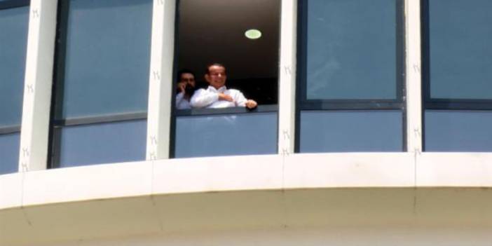 Tanju Özcan, kendisinin protesto edildiği gösteriyi dans ederek izledi