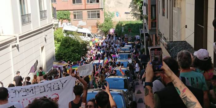 İstanbul'daki Onur Yürüyüşü'ne polis müdahalesi: En az 300 gözaltı