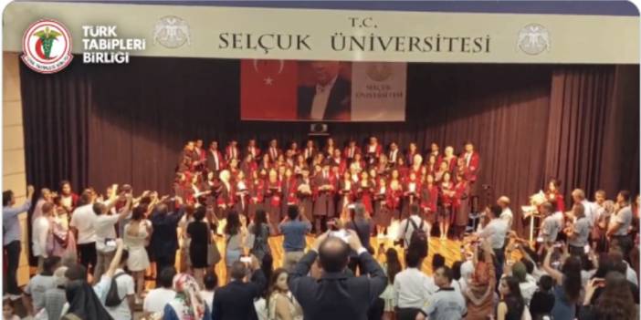 'Hipokrat' eylemi: Yönetim ışıkları söndürdü, aileler flaş yaktı, genç hekimler antlarını okudu