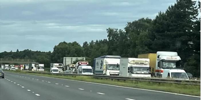 İngiltere'de benzin zammına isyan: Otoyollarda 'yavaş gitme' protestoları başladı