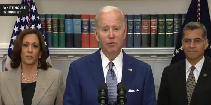 Joe Biden'dan 'prompter' kazası: Kürtaj hakkı için düzenlediği toplantıda talimatları da okudu