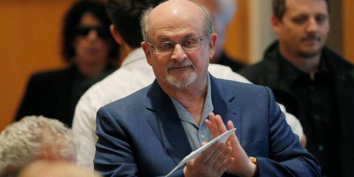 Salman Rüşdi solunum cihazından çıkarıldı, konuşabiliyor