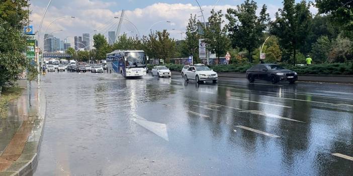 Ankara'da sağanak: İnşaatın kolonu devrildi, bir caminin minaresi yıkıldı