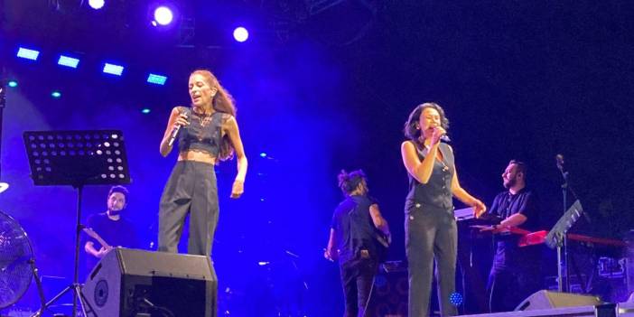 Gülşen ev hapsinde, orkestra ve vokal grubu sahnede