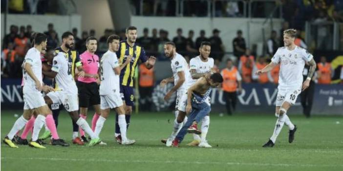 Beşiktaşlı futbolculara sahada saldıran kişi serbest bırakıldı