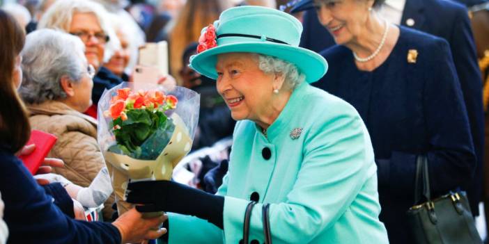 İngiltere Kraliçesi Elizabeth öldü, Prens Charles kral oldu