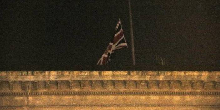 İngiltere İstanbul Başkonsolosluğu'nda bayrak yarıya indi