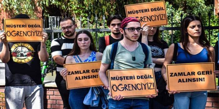 İzmir Ekonomi Üniversitesi öğrencileri yüzde 80 zammı protesto etti: 'Krizin bedelini bizlere ödetmeyin'