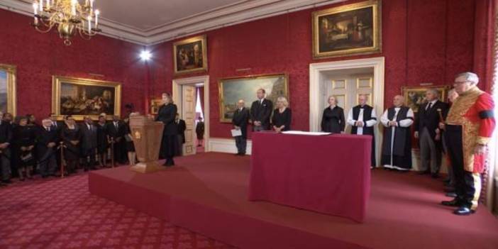 Kral III. Charles'ın krallığı resmen ilan edildi