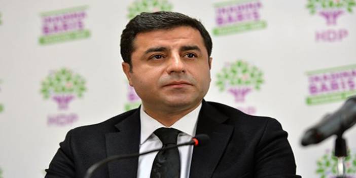 Selahattin Demirtaş ve Selçuk Mızraklı, İran'daki direnişe destek için saçlarını kazıttı