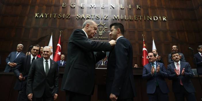 Erdoğan, Mehmet Ali Çelebi'ye rozet taktı