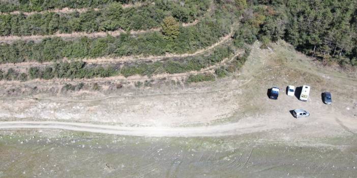 Baraj gölleri kurudu, üzerine arabalar park ediyor