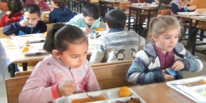 Beslenme çantasının yarısı boşaldı, çocuklar yarı tok: 'Öğrenciye bir öğün yemeği çok gördüler'