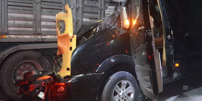 Tiyatro oyuncularının minibüsü tıra çarptı: 3 ölü, 8 yaralı