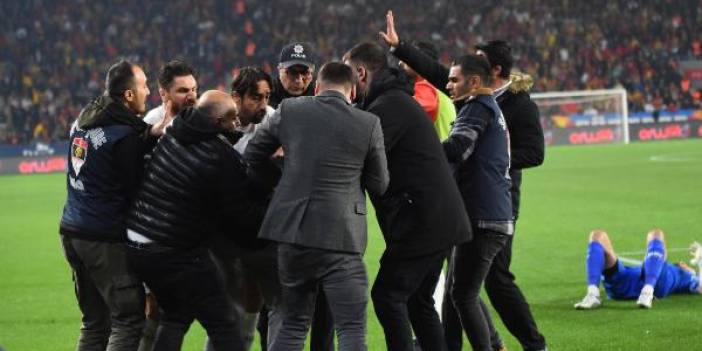 Göztepe - Altay maçında iki taraf arasında kavga çıktı: Kaleci hastaneye kaldırıldı, 13 kişi gözaltına alındı