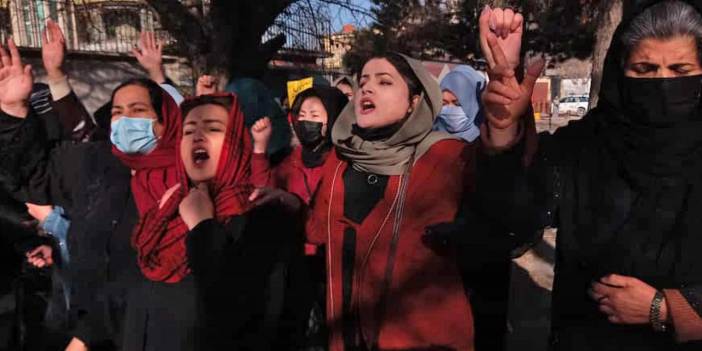 Taliban, kadınlara üniversiteyi yasakladı, erkek öğrenciler boykot başlattı