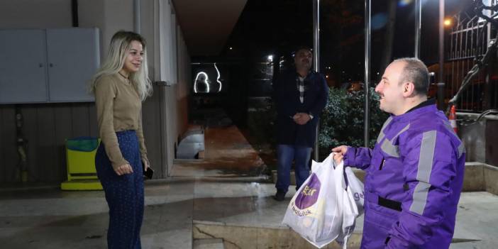 Öğrenci yurduna cips ve içecek siparişini Bakan Varank götürdü