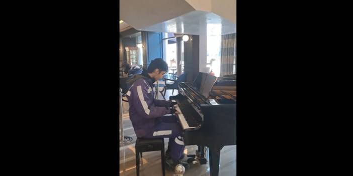 Kuryenin piyano performansı sosyal medyayı mest etti