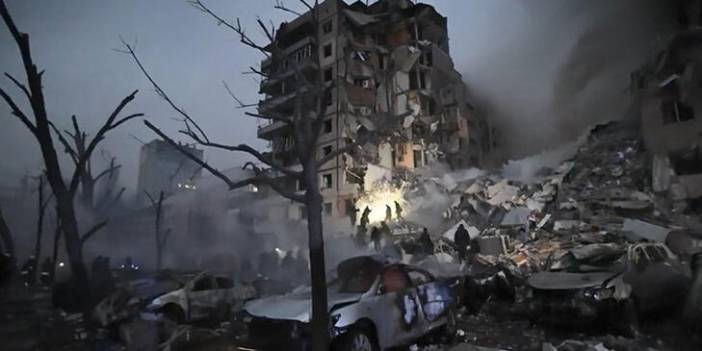 Rusya'nın vurduğu Dnipro kentinin belediye başkanından açıklama: 'Yıkılan binalardan canlı çıkma ihtimali çok düşük'