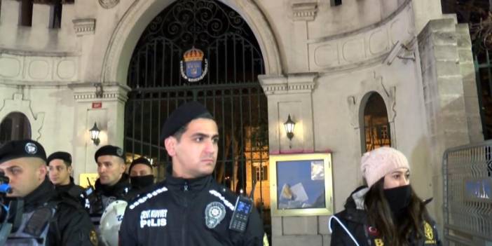 İsveç Konsolosluğu önünde 'tekbirli' protesto: Polisle göstericiler arasında gerginlik çıktı