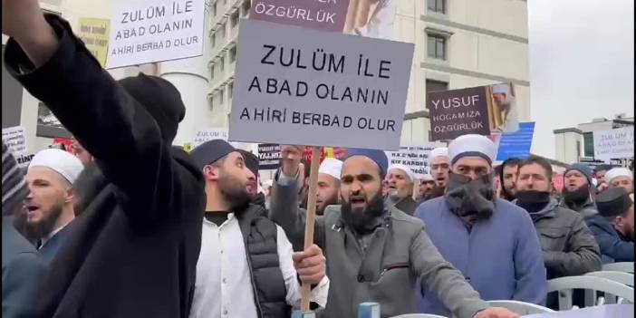 İsmailağa Cemaati üyeleri, adliye önünde 'Mahkeme azgın azınlığa yol verme' sloganı attı