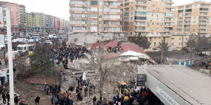 Deprem nedeniyle bazı yollar trafiğe kapandı