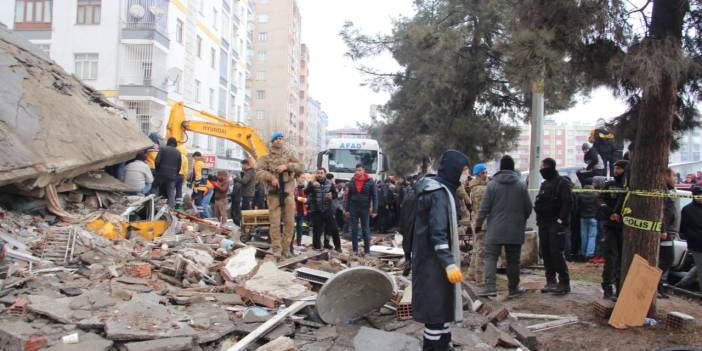 Deprem bölgesinde son durum: 'Ambulans yetersiz, hastaneler zarar gördü'