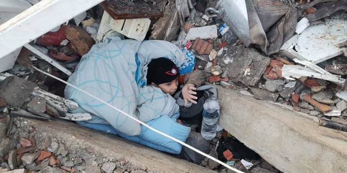 Hatay'da yardım gitmeyen mahallede bir çocuk enkazda kurtarılmayı bekliyor