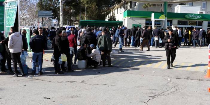 Depremzedelerin akaryakıt kuyruğu: Bazı istasyonlar kota koydu