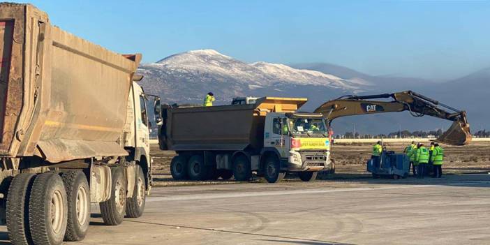 Hatay Havalimanı'nın pisti onarılmaya başlandı