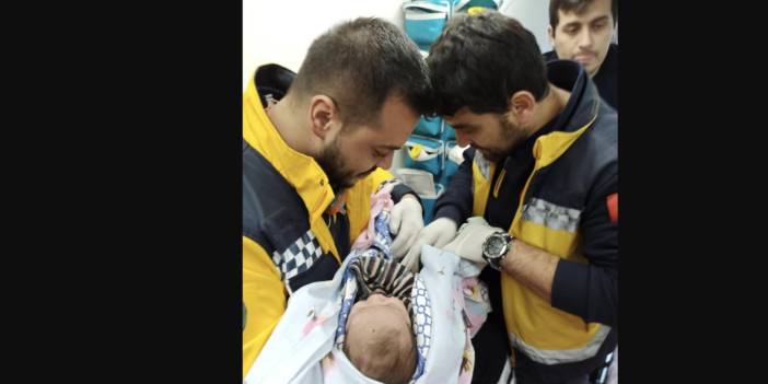 Annesinin emzirerek hayatta tuttuğu bebek, 62 saat sonra enkazdan çıkarıldı