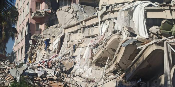 Hatay'da 100 kişinin oturduğu bina için 'vinç' talebi: İçerde bekleyen insanlar var