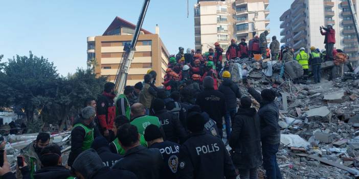 102'inci saateki mucize: Enkazdaki 9 kişiden 6'sı kurtarıldı