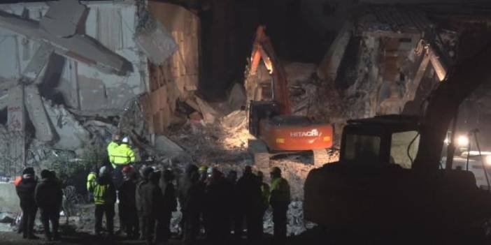 Depremde yıkılan Rönesans Rezidans enkazında umut veren yaşam belirtisi