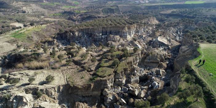 Deprem zeytinliği ikiye böldü; 50 metre genişliğinde vadi oluştu