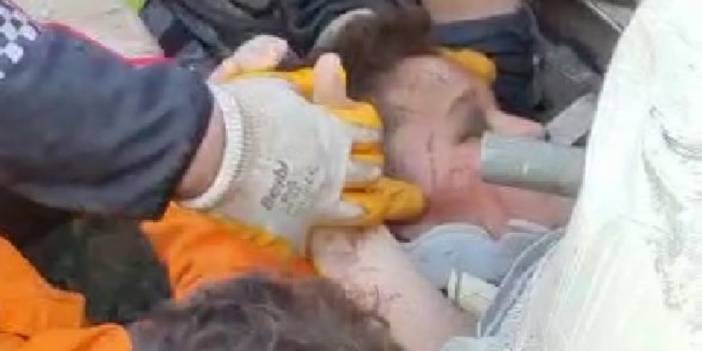 Depremden 182 saat sonra 13 yaşındaki Kaan enkazdan sağ çıkarıldı