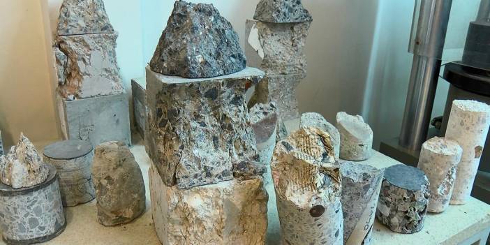 Kadıköy'deki binaların betonundan çıkanlar: Gazete, strafor, tahta...