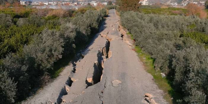 Samandağ'da deprem sırasında yarıkların oluştuğu 3 kilometrelik yol çöktü