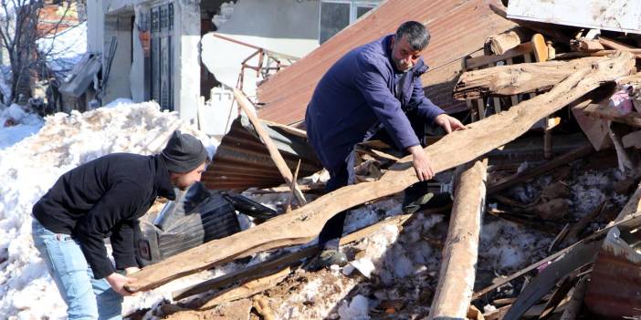 Baba ile oğulları depremden sonra arama-kurtarma ekibi gibi çalıştı, köylüleri enkazdan çıkardı