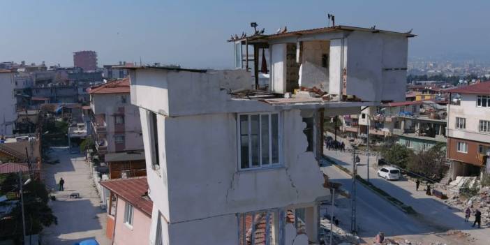 Yarısı çöken binanın üstündeki güvercin evi ayakta kaldı