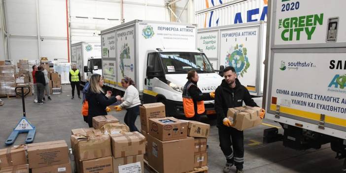 Yunanistan'ın yardımları Türkiye'ye ulaştı: Yunan görevlilerinin kıyafeti dikkat çekti