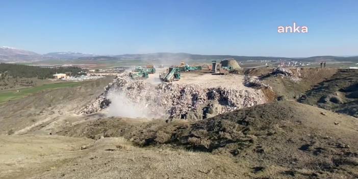 Enkaz kaldıran şirketin sorumlusu: 'TOKİ adına görev yapıyorum. Günde 350 bin ton civarı hafriyat dökülüyor. 3-4 ay sürer…'