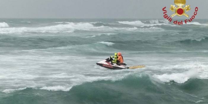 İtalya açıklarında göçmen teknesi battı: 28 kişi yaşamını yitirdi